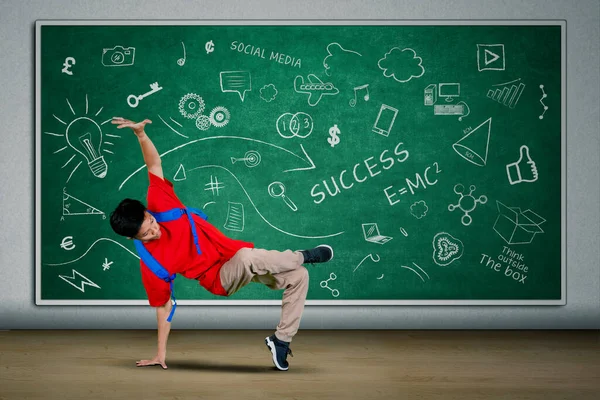 Bild Einer Studentin Beim Breakdance Hörsaal Mit Kritzeleien Der Tafel — Stockfoto
