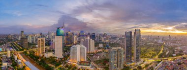 JAKARTA, Endonezya - 29 Nisan 2020 Covid-19 salgını sırasında Jakartta şehrinin alacakaranlıktaki güzel hava manzarası
