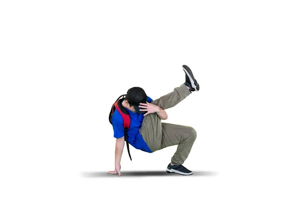 Obrázek Mladého Studenta Dělat Freestyle Při Nošení Klobouku Batohem Izolované — Stock fotografie