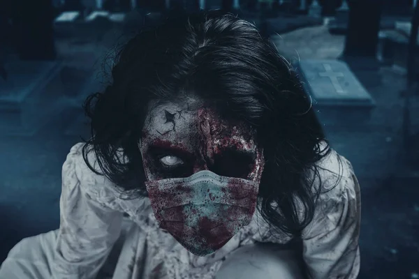 Läskig Kvinnlig Zombie Bär Ansiktsmask Medan Tittar Kameran Kyrkogården — Stockfoto