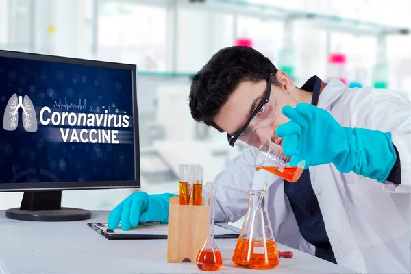 Lekarz Produkujący Szczepionkę Przeciwko Koronawirusowi Laboratorium — Zdjęcie stockowe