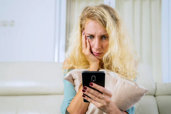 Retrato Mujer Caucásica Sentada Sofá Mientras Mira Teléfono Celular Lee — Foto de Stock