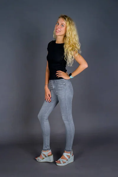 Full Length Caucasian Woman Standing Studio Grey Background Looks Confident — Stock Photo, Image