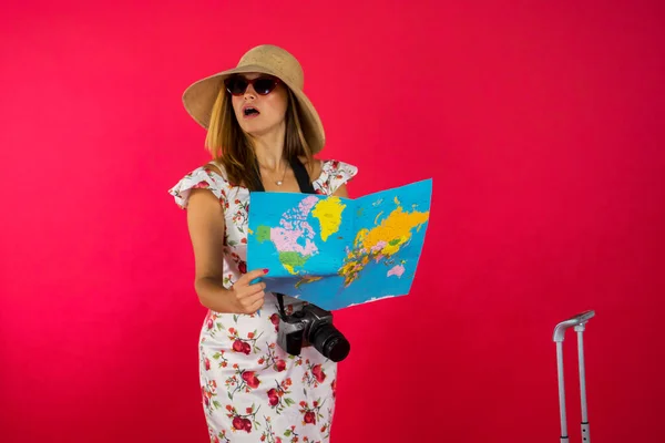 Stüdyoda Kırmızı Arka Planda Dururken Güzel Turist Haritası Tutuyor — Stok fotoğraf