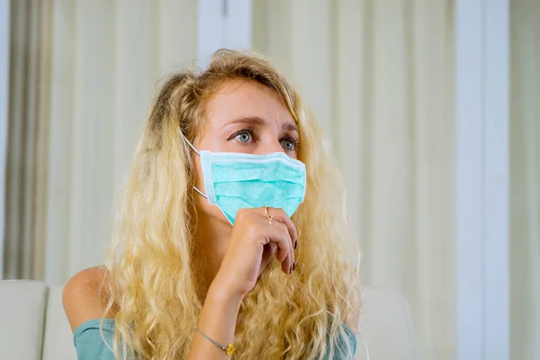 Portret Van Blonde Haar Vrouw Denken Thuis Tijdens Het Dragen — Stockfoto