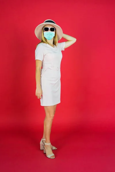 Stüdyoda Kırmızı Ekranla Dikilirken Tıbbi Maske Şapka Takan Modaya Uygun — Stok fotoğraf