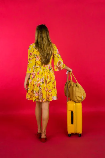 Vista Posteriore Della Donna Bionda Con Vestiti Estivi Valigia Piedi — Foto Stock