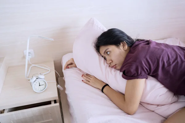 Retrato Mulher Asiática Deitada Cama Enquanto Sente Entediada Olhando Para — Fotografia de Stock