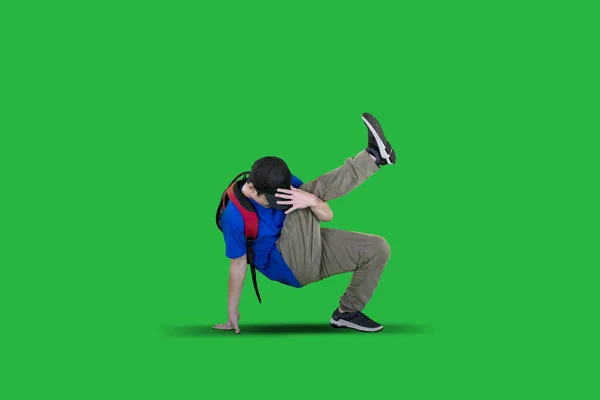 Junge Posiert Breakdance Studio Während Tasche Mit Grünem Bildschirmhintergrund Trägt — Stockfoto