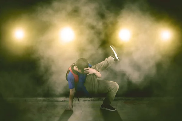 Estudiante Haciendo Break Dance Con Fondo Humo Niebla — Foto de Stock
