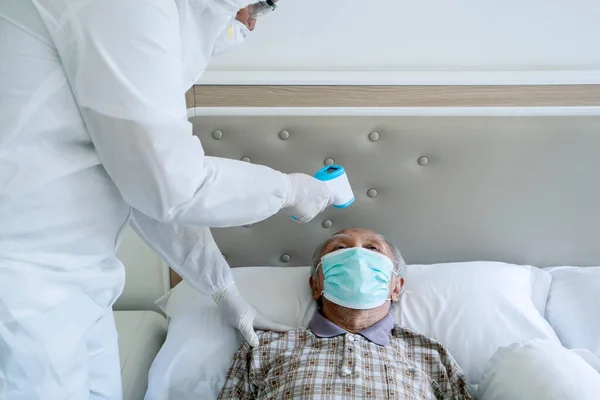 Retrato Médico Não Identificado Vestindo Terno Hazmat Máscara Facial Enquanto — Fotografia de Stock