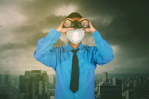 Retrato Hombre Identificado Con Traje Azul Mascarilla Mientras Asoma Distantemente — Foto de Stock