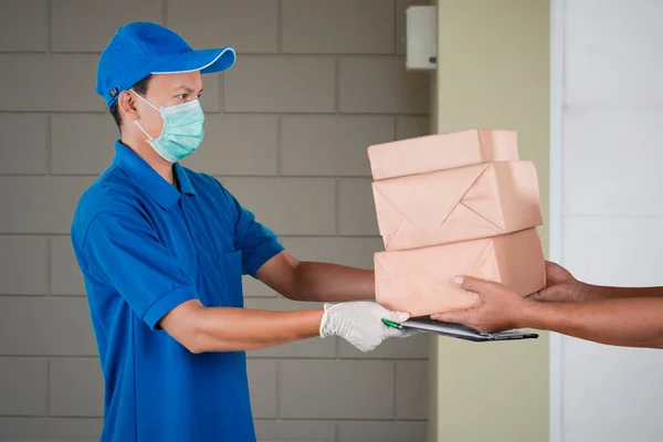 Retrato Del Hombre Con Uniforme Entrega Azul Máscara Facial Mientras — Foto de Stock