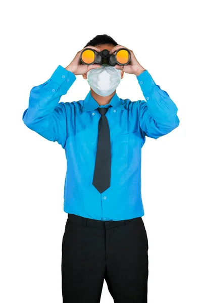 身穿蓝色西服 戴着面具的身份不明男子的画像 他带着双筒望远镜远远地窥视 与白色背景隔离 — 图库照片