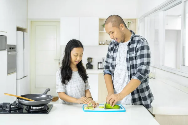 Jeune Homme Coupant Concombre Tout Cuisinant Avec Fille Dans Cuisine — Photo