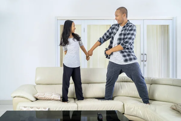 Jonge Vader Zijn Dochter Die Rugzak Kind Dansen Terwijl Thuis — Stockfoto