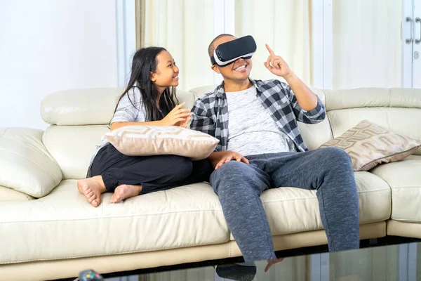 Hombre Joven Con Auriculares Realidad Virtual Para Jugar Videojuegos Mientras —  Fotos de Stock