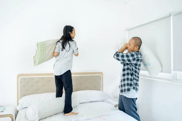 Jovem Tendo Briga Travesseiro Com Sua Filha Cama Pela Manhã — Fotografia de Stock