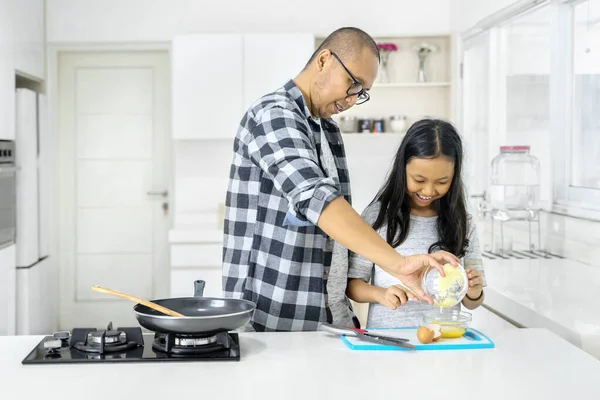 Jovem Ajudando Derramar Farinha Uma Tigela Enquanto Cozinha Com Sua — Fotografia de Stock