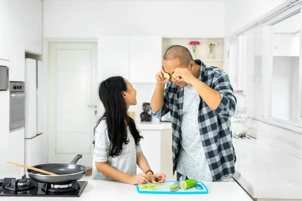 Lycklig Far Gör Lustigt Ansikte Med Skiva Gurka Medan Leker — Stockfoto