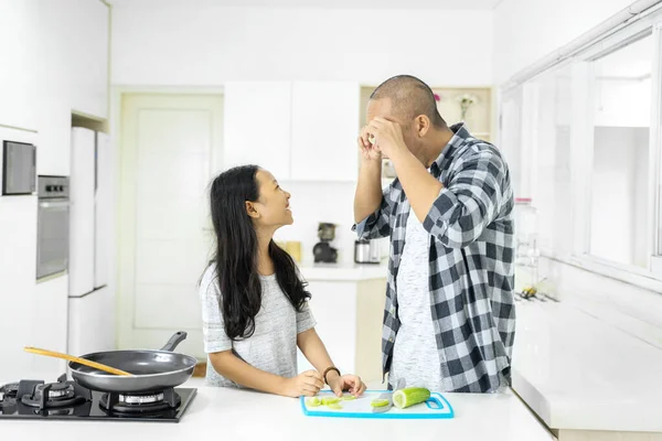 Junger Vater Macht Beim Kochen Mit Seiner Tochter Der Küche — Stockfoto