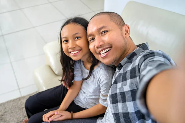 Joyeux Petite Fille Avec Son Père Prenant Des Photos Selfie — Photo