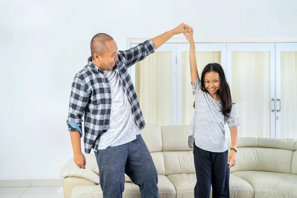 快乐的小女孩和她的父亲一起在客厅里跳舞 在家里中弹 — 图库照片