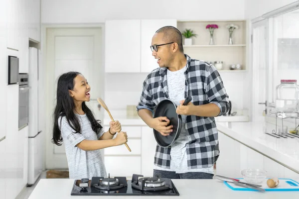 Kleines Mädchen Mit Ihrem Vater Der Küchenutensilien Wie Mikrofon Und — Stockfoto