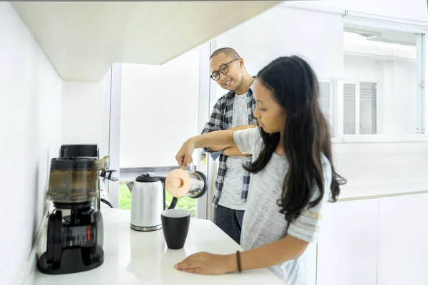 Concetto Della Festa Del Papà Ragazzina Che Caffè Versa Una — Foto Stock