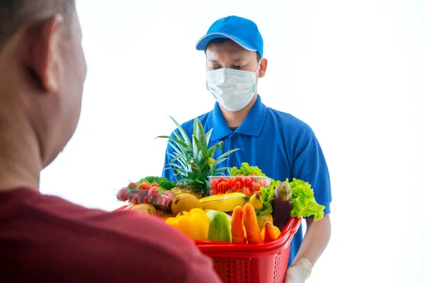 Homem Entrega Usando Uma Máscara Luvas Enquanto Caixa Comida Cliente — Fotografia de Stock