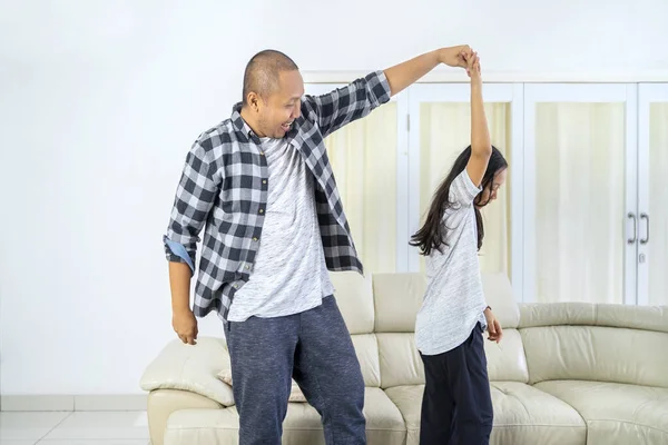 Genç Adam Oturma Odasında Dans Ederken Kızının Elini Tutuyor Evde — Stok fotoğraf