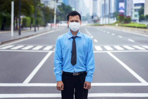 Jakarta Endonezya Mayıs 2020 Genç Işadamı Kameraya Bakarken Maske Takıyor — Stok fotoğraf