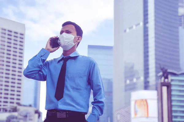 Jakarta Indonesien Mai 2020 Junger Geschäftsmann Mit Maske Und Telefonanruf — Stockfoto