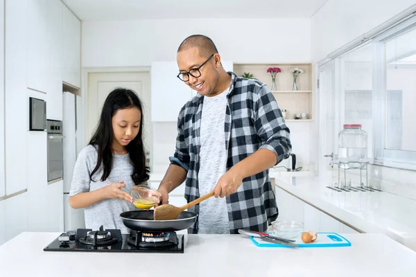 Unge Man Hjälper Sin Dotter Att Göra Omelett Till Frukost — Stockfoto