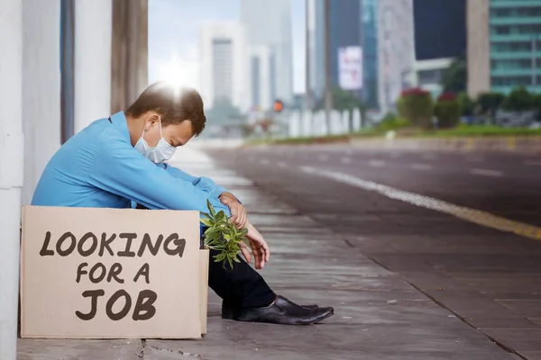 Jakarta Indonesia Mayo 2020 Hombre Triste Sentado Túnel Carretera Con — Foto de Stock