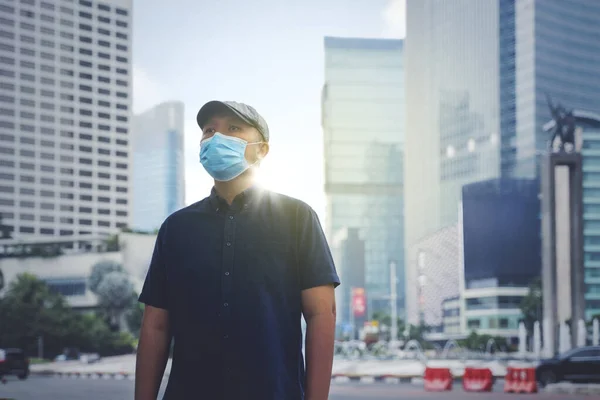 Jakarta Indonesia Mayo 2020 Joven Con Una Máscara Médica Mientras —  Fotos de Stock