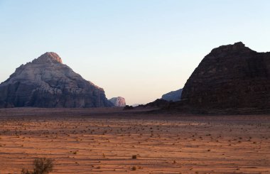 Güzel gün batımı çölde Ekim ayında. Wadi Rum Ürdün'çöl ve Marslı manzaralar. 