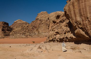 Wadi Rum dağlarında Bedevi
