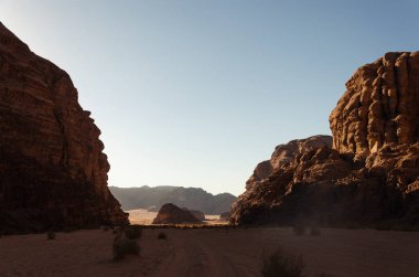 Wadi Rum çölündeki dağların güzel manzarası