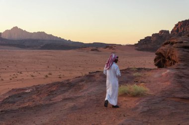 Güzel gün batımı çölde Ekim ayında. Wadi Rum çöl Jo