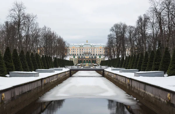 Peterhof - el más increíble conjunto de palacio y parque en el mundo — Foto de Stock