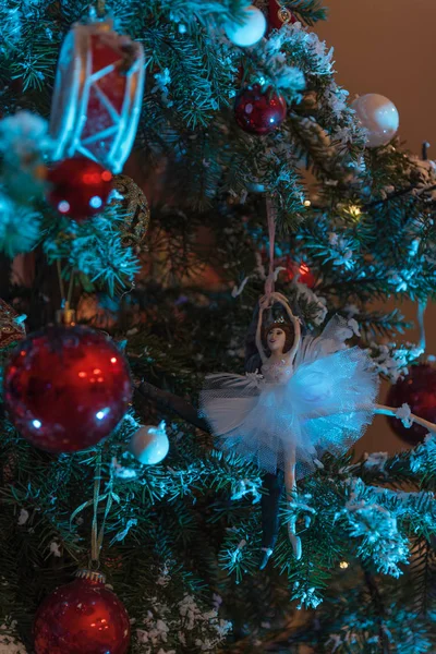 Маленький ангелочек висит на рождественской елке — стоковое фото