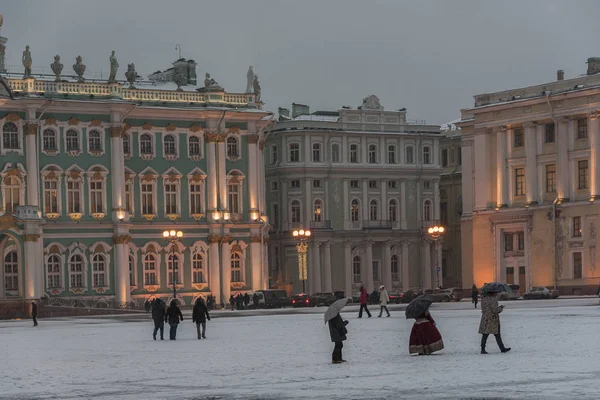 Museo Estatal del Hermitage y Plaza del Palacio - la plaza principal o — Foto de Stock