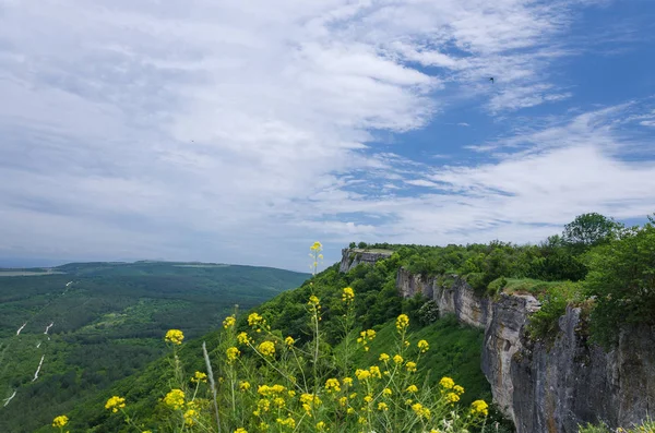 Paisagem de montanha na cidade caverna Chufut Kale em Bakhchisaray — Fotografia de Stock