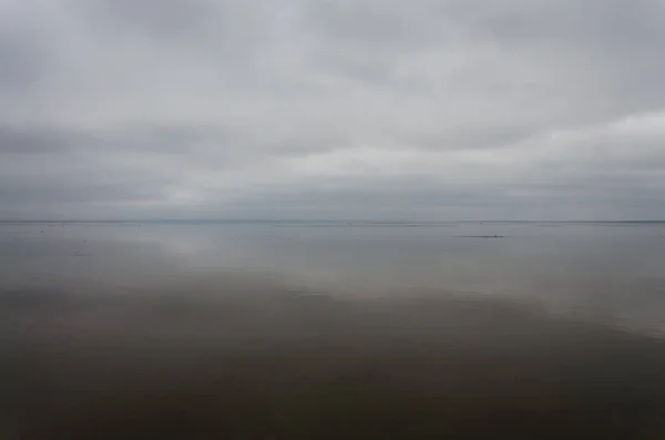 Mañana en el lago, las nubes se reflejan en el agua. Salt Lake Elton, Rusia, Región de Volgogrado . —  Fotos de Stock
