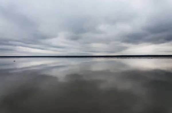 Dimineața pe lac, norii se reflectă în apă. Salt Lake Elton, Rusia, Regiunea Volgograd . — Fotografie, imagine de stoc