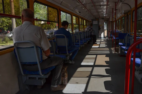 Пассажиры на трамвае — стоковое фото