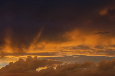sunrise arka planda dramatik altın gökyüzüne