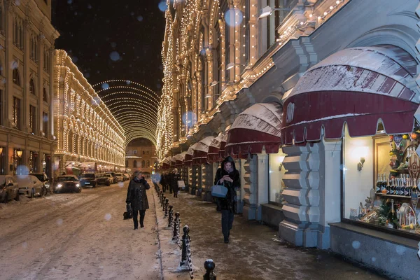 MOSCÚ -: Vetoshny carril con edificios decorados con guirnaldas por la noche —  Fotos de Stock