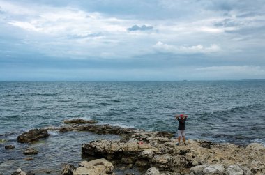 denize yüksekliği görünümden. kayalık sahil ve güneşli bir gün denizde tekneler. Doğa arka plan.